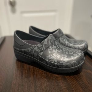 Size 6 croc clogs. Excellent condition!